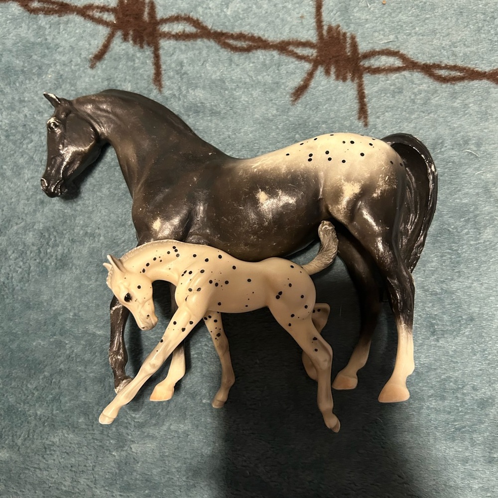 •BREYER HORSE                     Elegant Black and Cream Horse Figurine Set